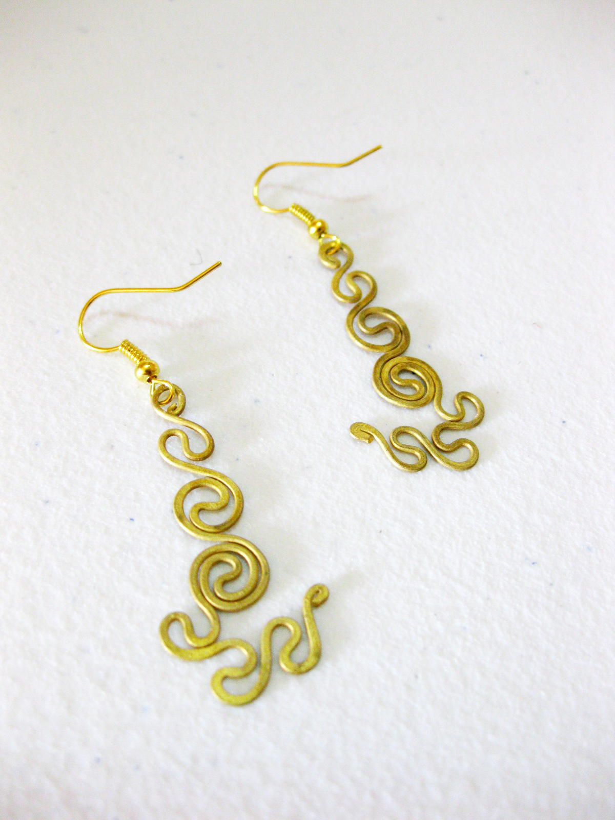 Brass Dangle Earrings, Swirl Brass Earrings, Fashion Designs, Handmade Earrings, Brass Jewelry, Thailand Handmade. (je1009)