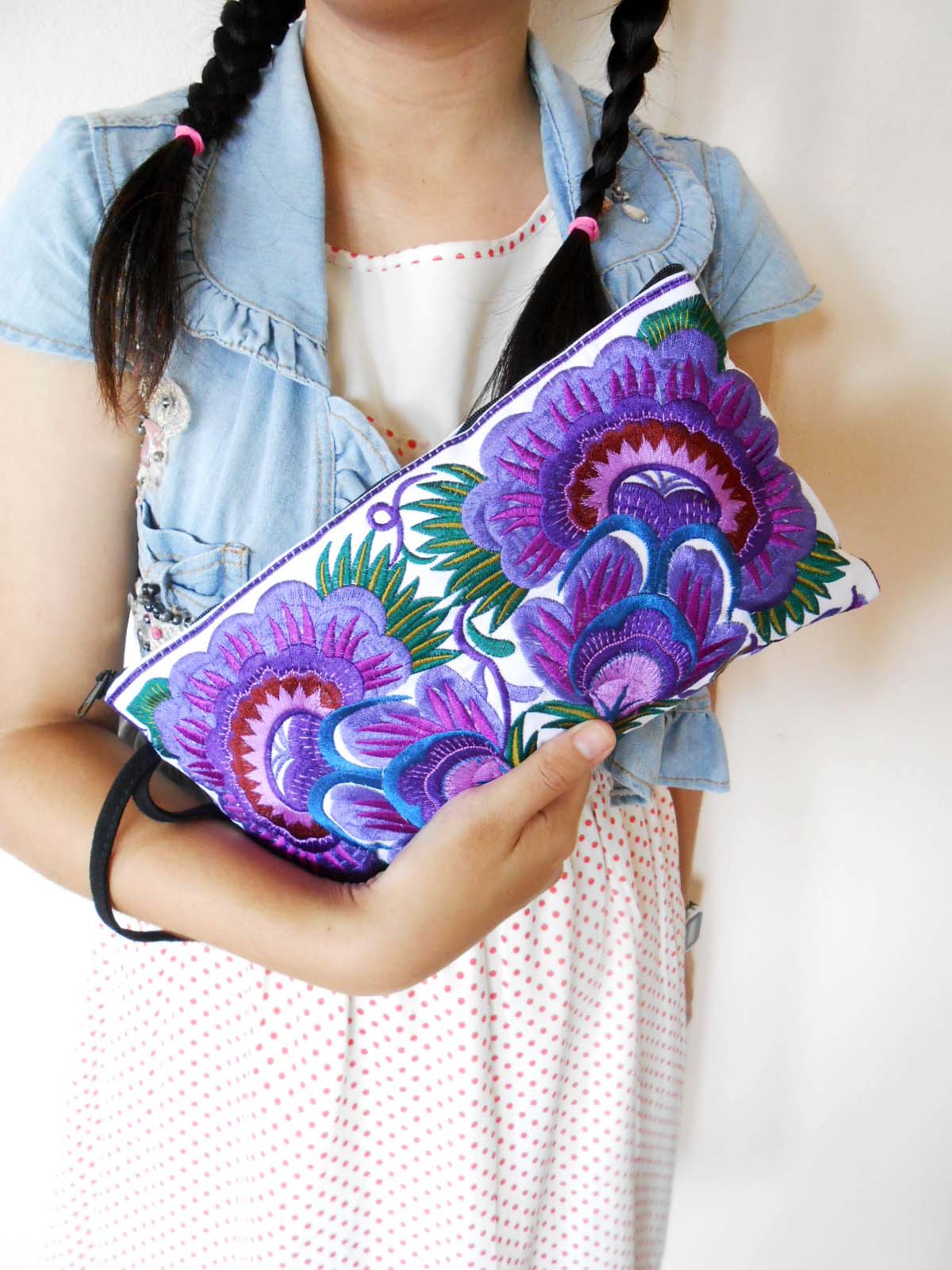 Colorful Purple Cotton Embroidered Purse On White Fabric Of Chinese Hmong Hilltribe Thailand. (kp1052-puwh)
